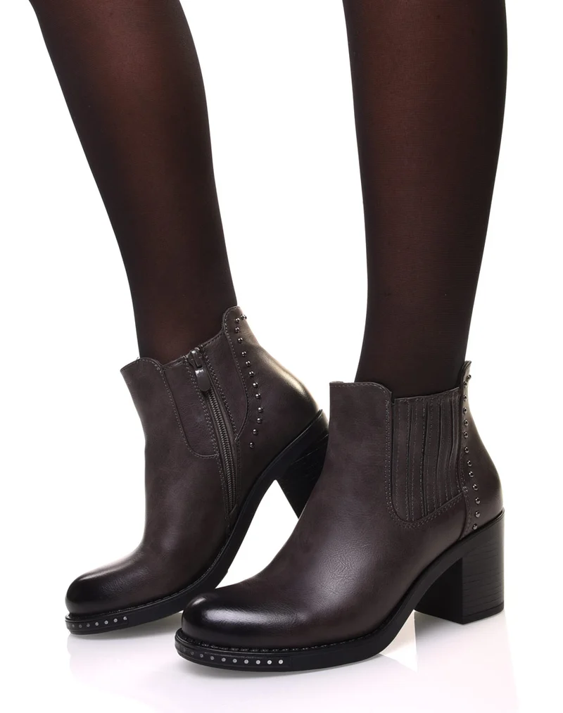 Bottines grises à talons ornés de petits clous ronds
