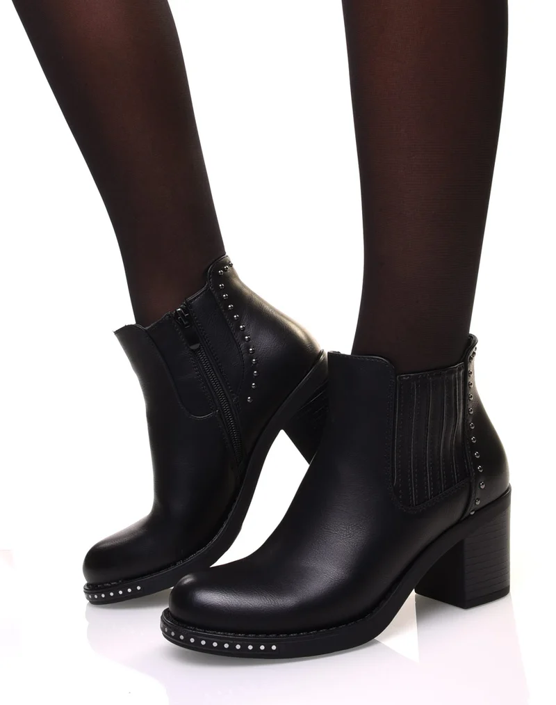Bottines noires à talons ornés de petits clous ronds
