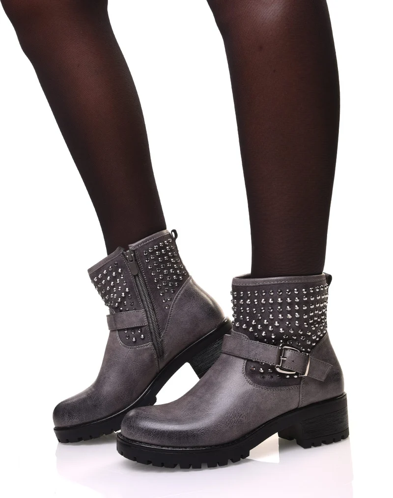 Bottines grises à lanières ornées de petits clous