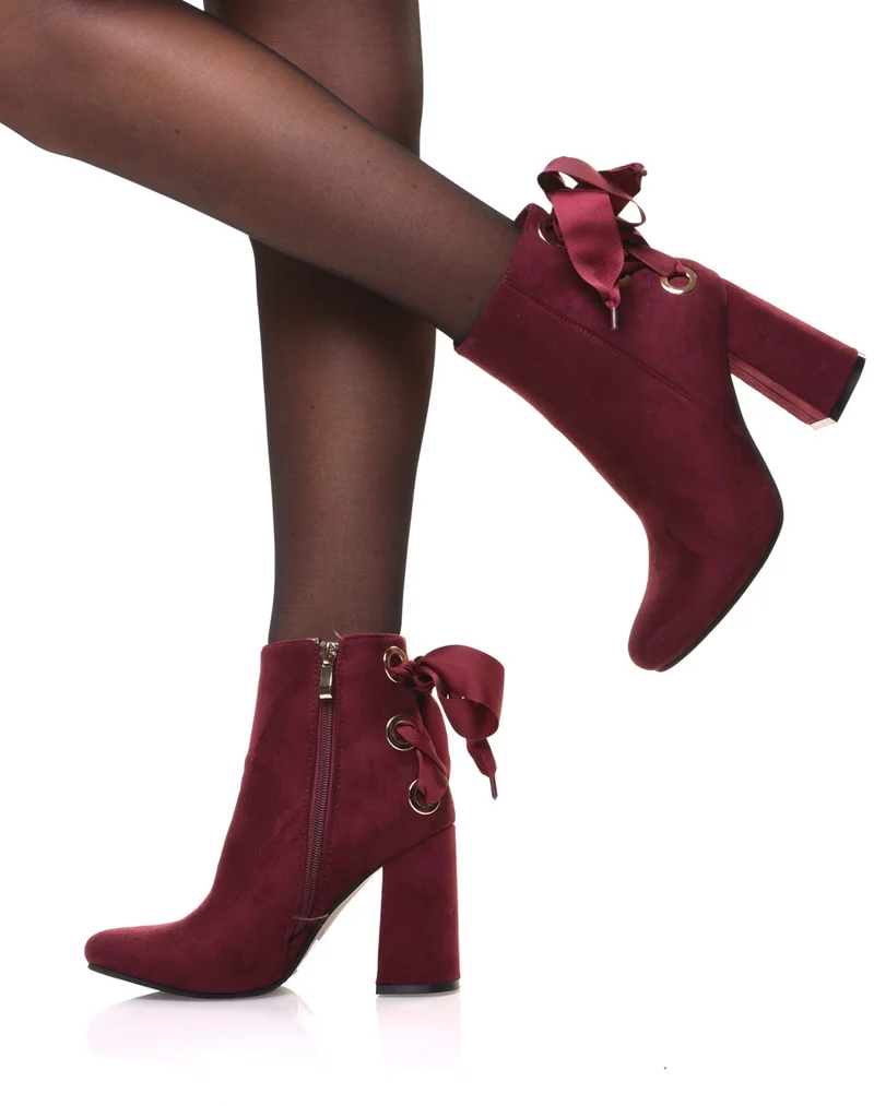 Bottines bordeaux en suédine à talons et lacets satin