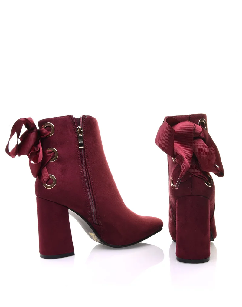 Bottines bordeaux en suédine à talons et lacets satin