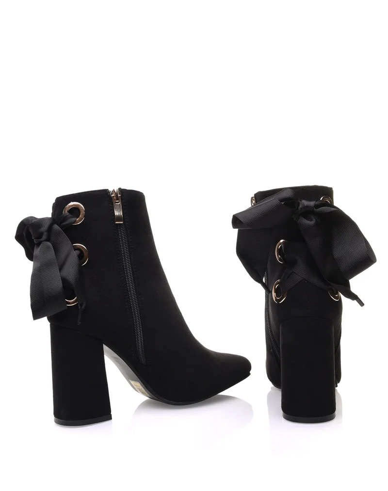 Bottines noires en suédine à talons et lacets satin
