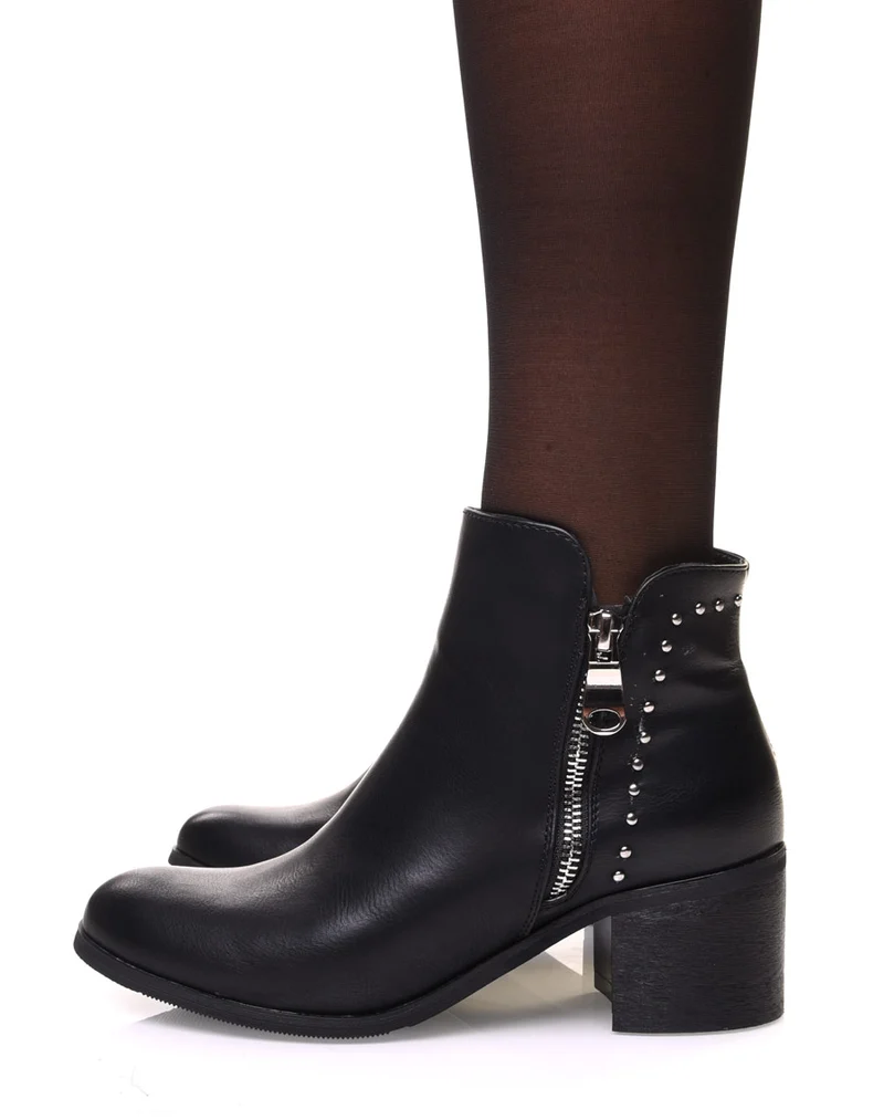 Bottines noires à talon mi haut et clous décoratifs