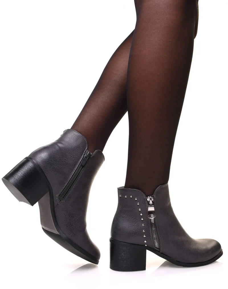 Bottines grises à talon mi haut et clous décoratifs