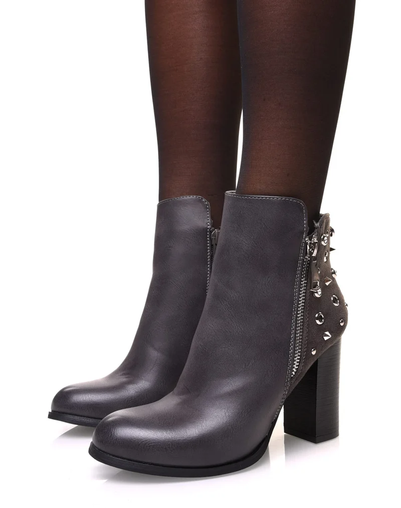 Bottines grises bi matières à talons et détails cloutés
