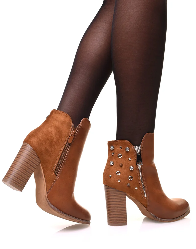 Bottines camelles bi matières à talons et détails cloutés