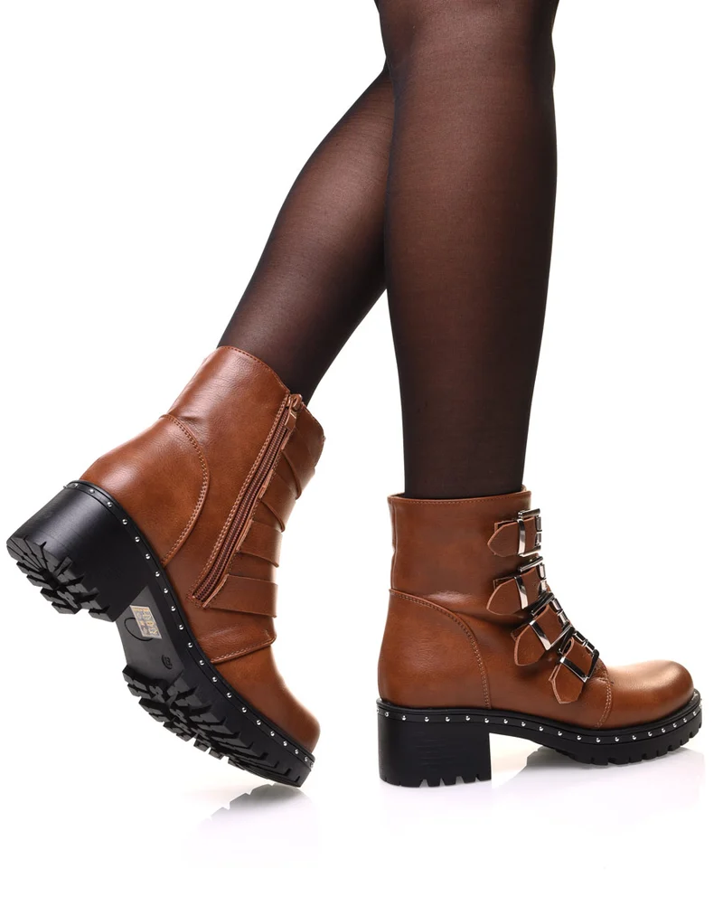 Bottines camelles à sangles multiples et semelle cloutée
