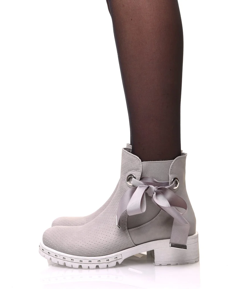 Bottines grises perforées à semelles crantées