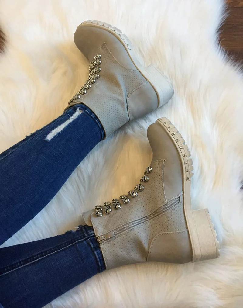 Bottines grises mattes avec chaînes