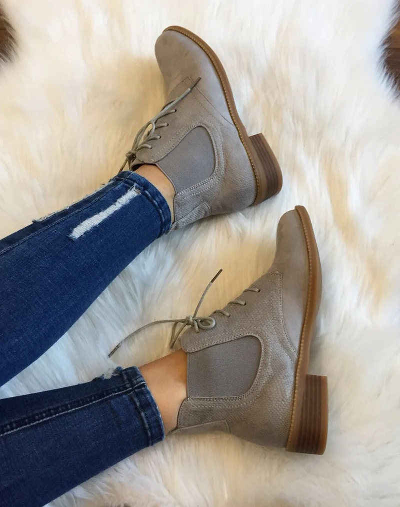 Bottines grises en suédines et à lacets