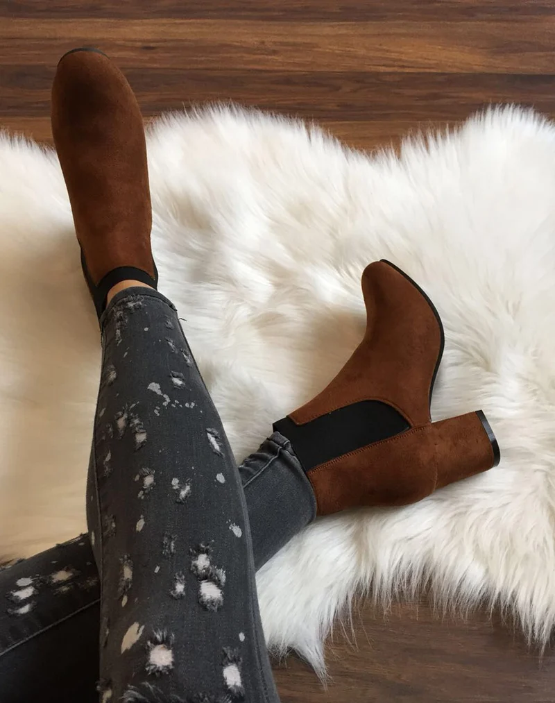Chelsea boots camel entièrement en suédine talons mi haut