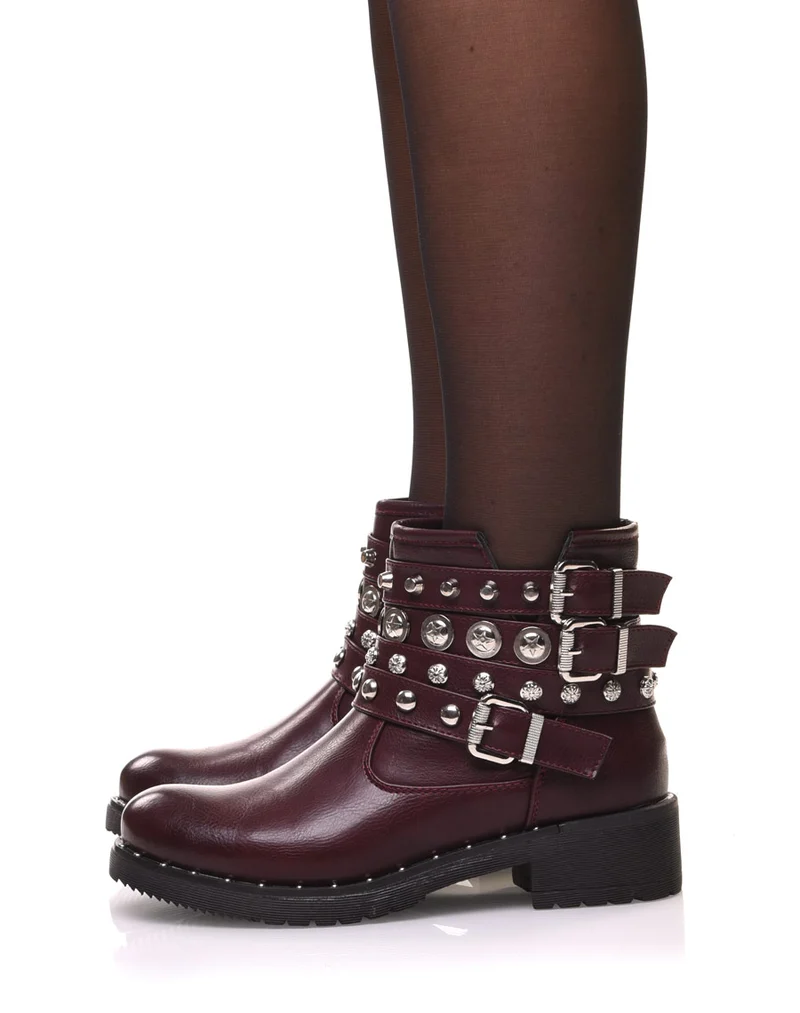 Bottines bordeaux avec différentes lanières cloutées