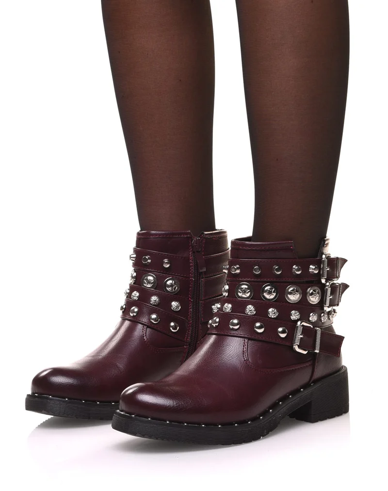 Bottines bordeaux avec différentes lanières cloutées