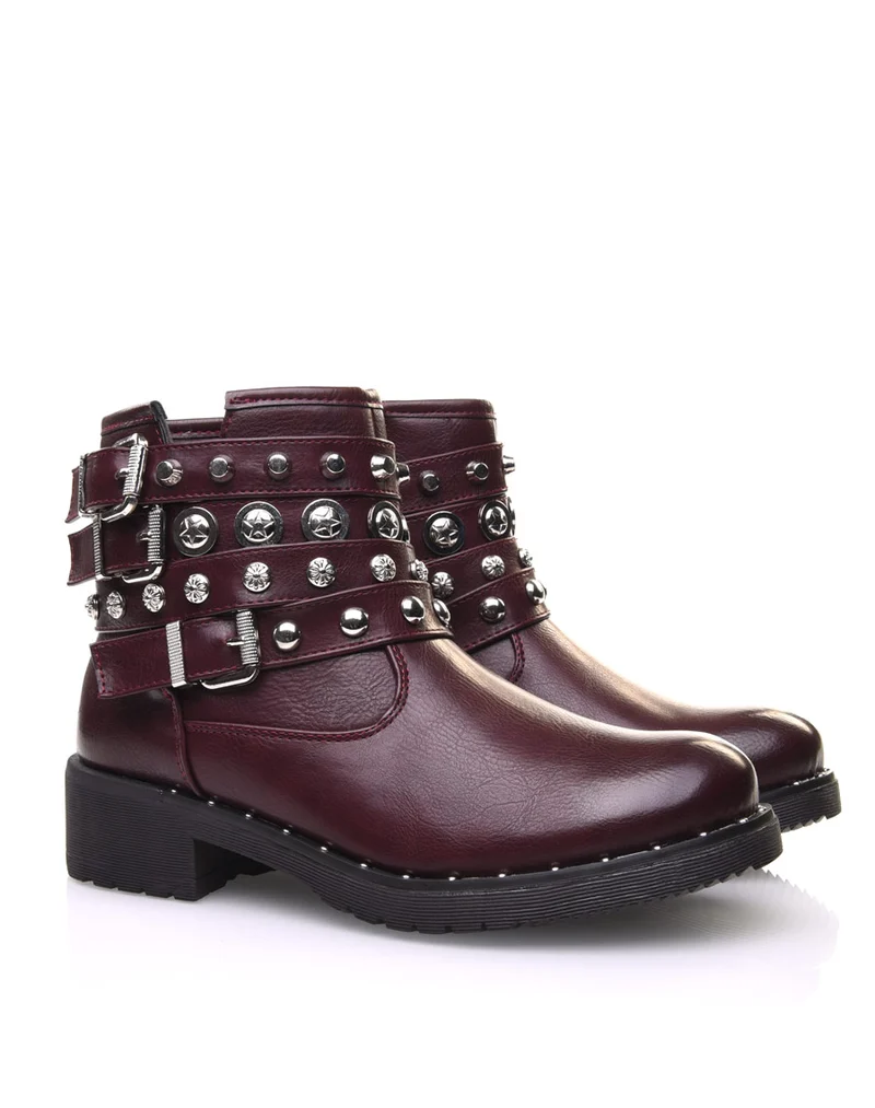 Bottines bordeaux avec différentes lanières cloutées