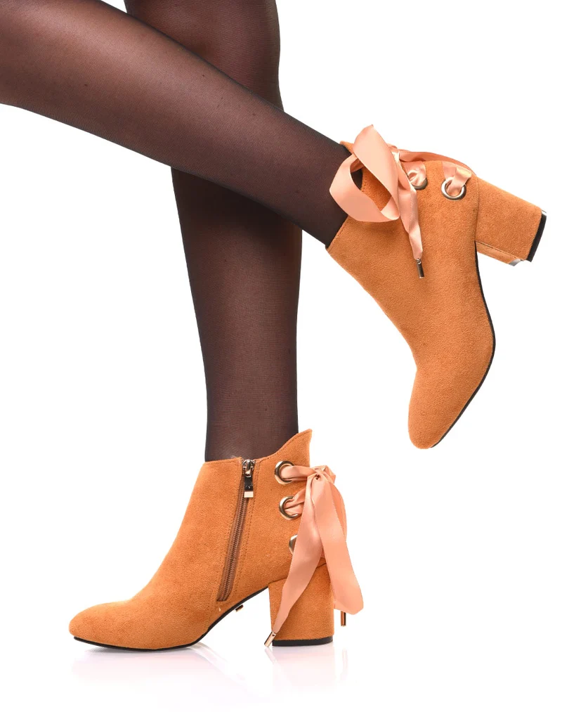 Bottines moutarde talons mi hauts lacets en satin