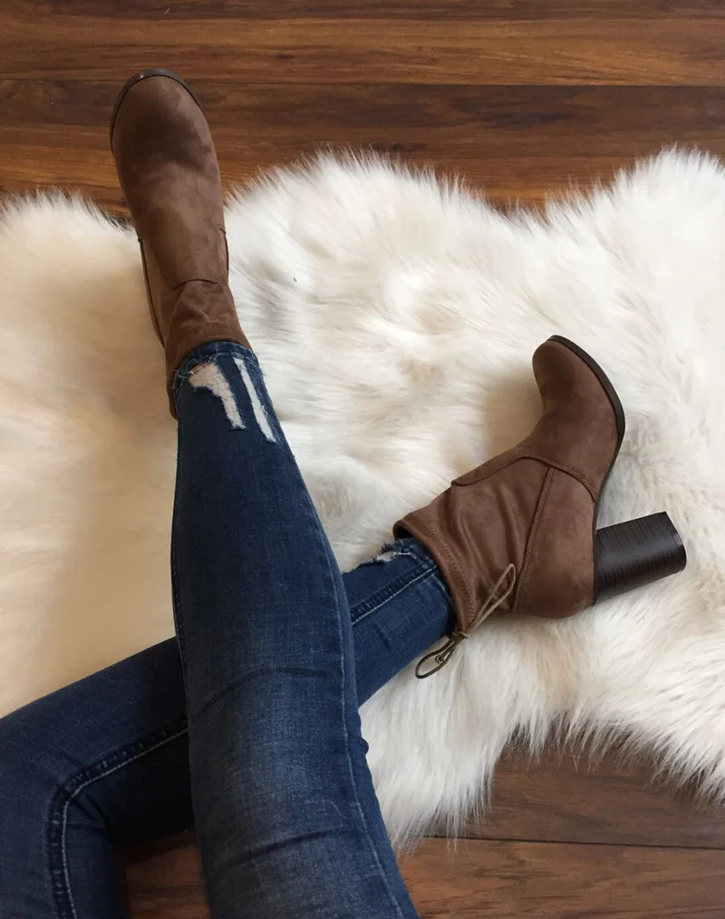 Bottines taupes souples en suédine à talons