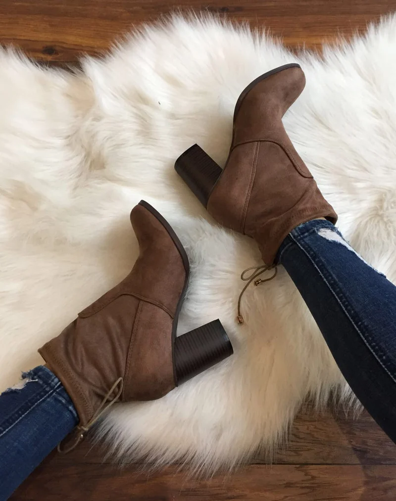 Bottines taupes souples en suédine à talons