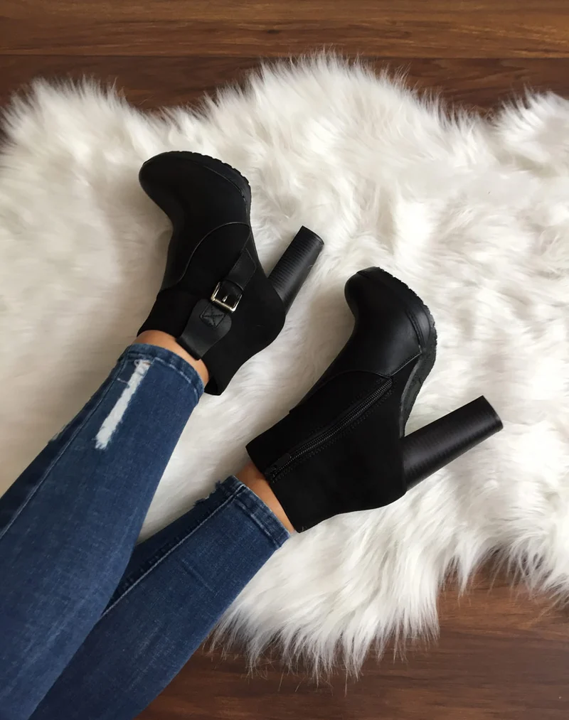 Bottines crantées noires à talons hauts
