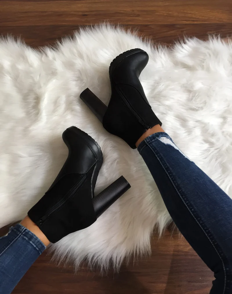Bottines crantées noires à talons hauts