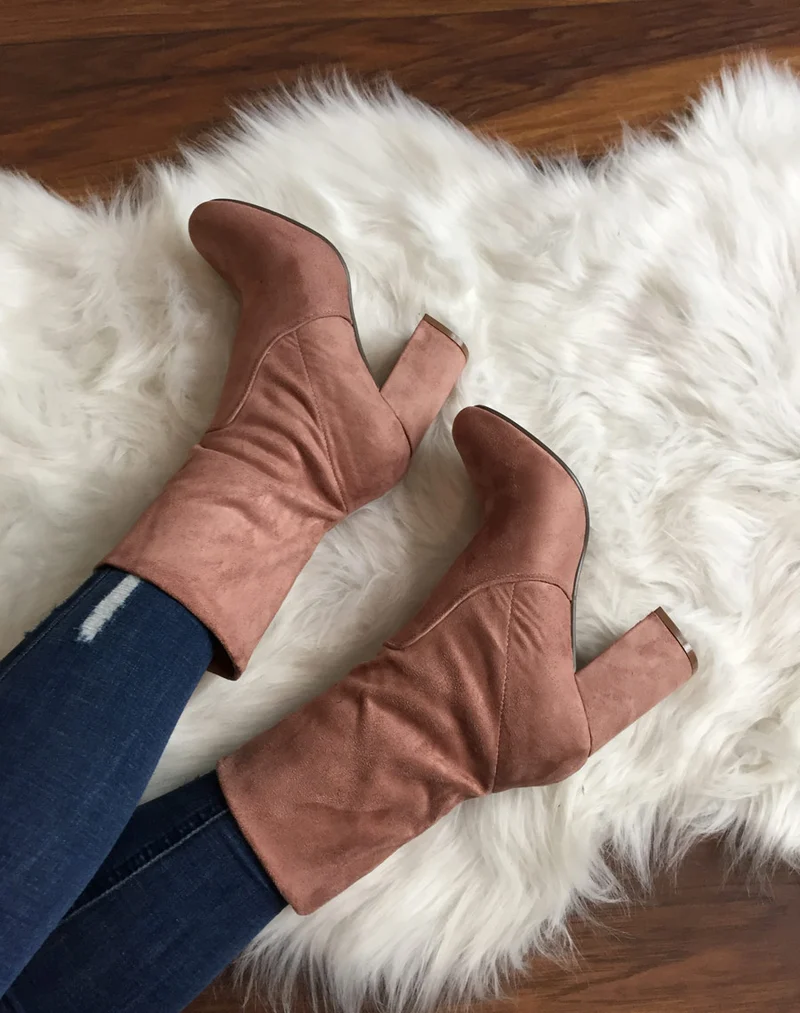 Bottines hautes roses entièrement en suédine