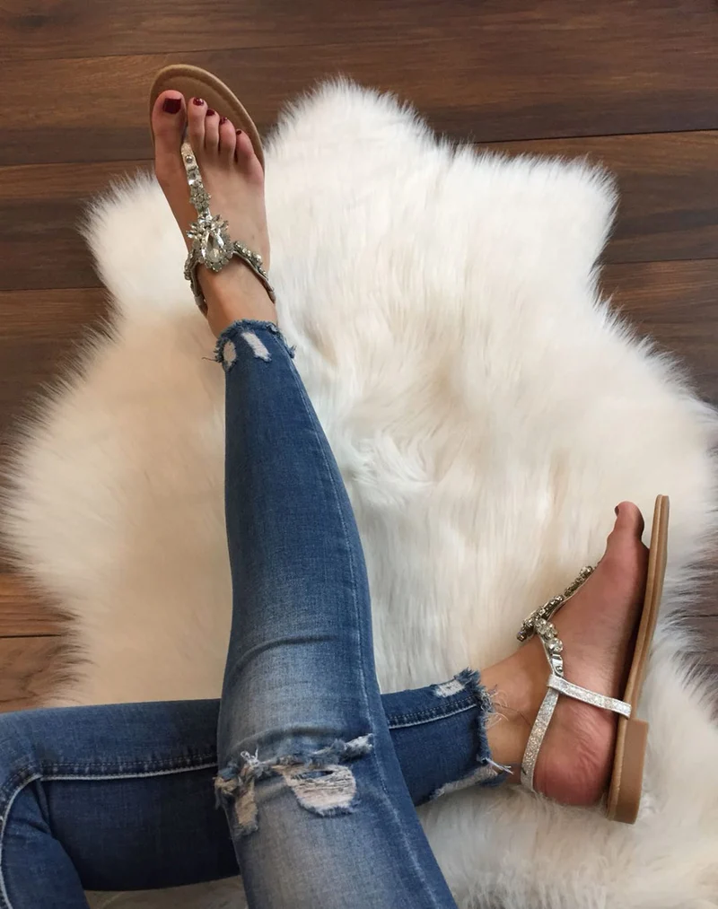 Nu-pieds gris avec Bijoux centrale