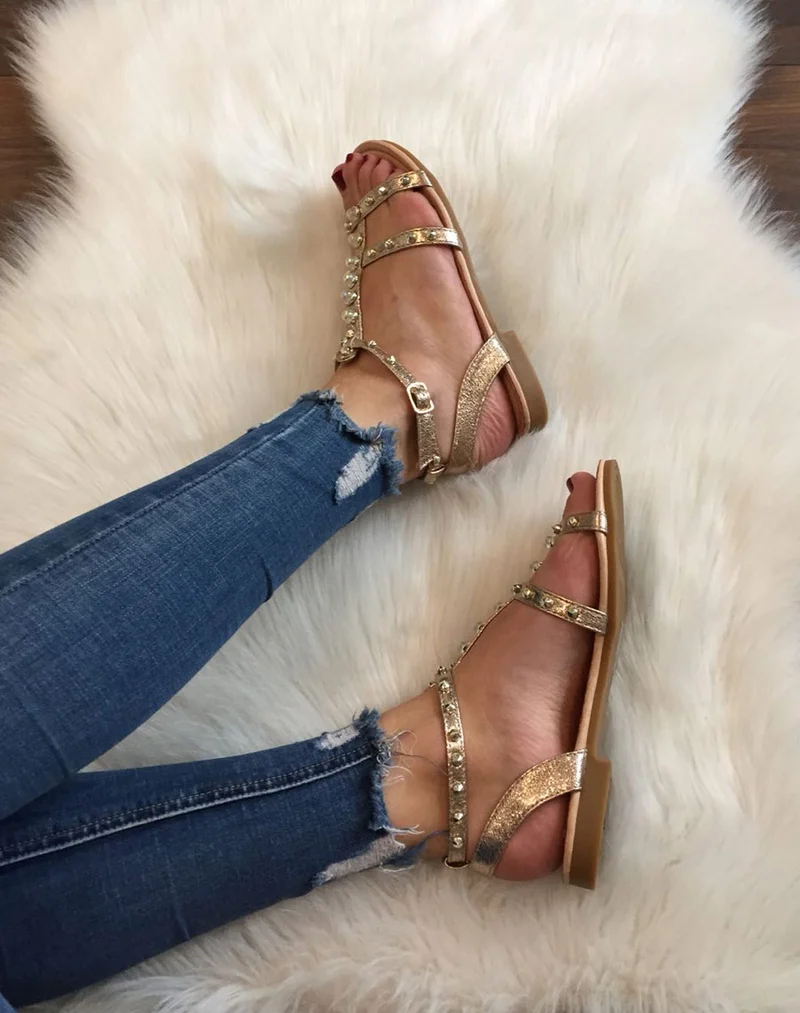 Nu-pieds champagne à perles et clous