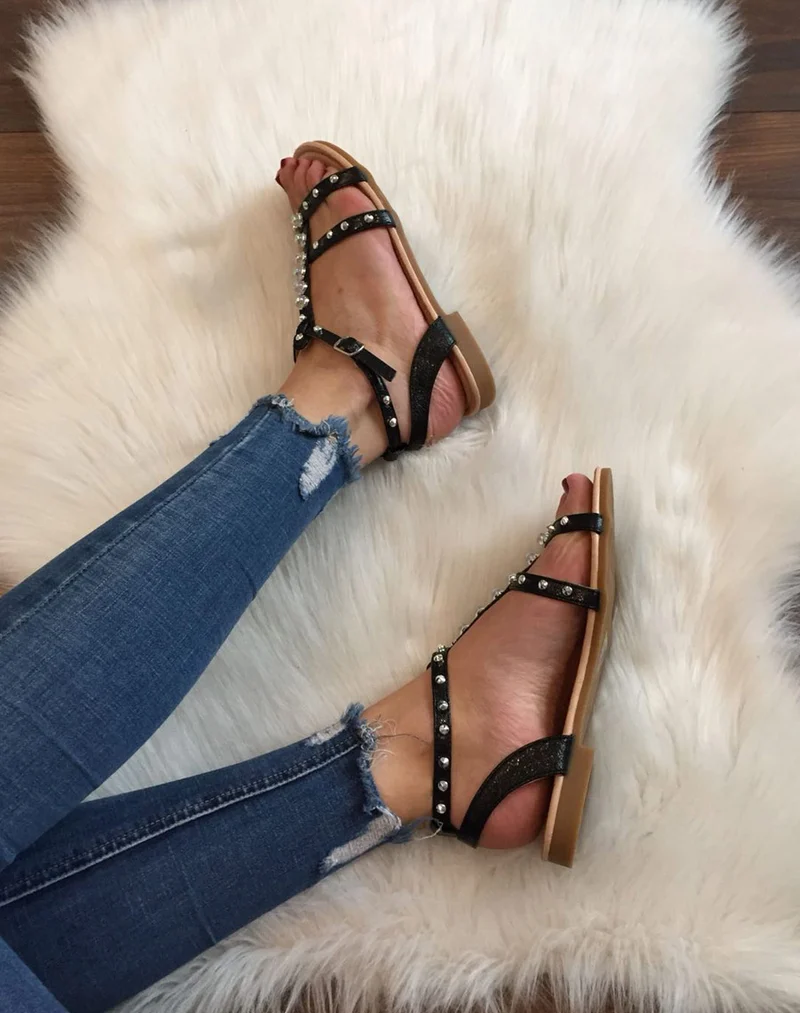 Nu-pieds noirs à perles et clous