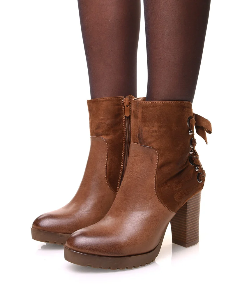 Bottines camelles bi matières à talons et lacet à l’arrière