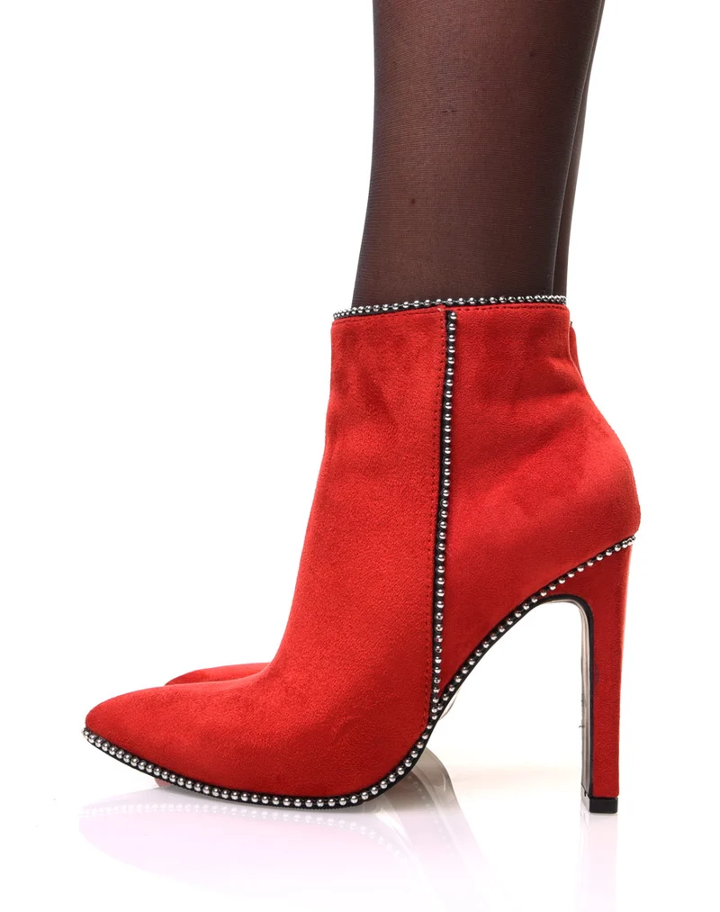 Bottines rouges en suédine avec détails cloutés et talons