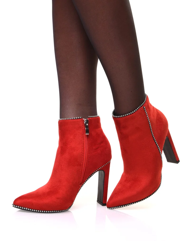 Bottines rouges en suédine avec détails cloutés et talons