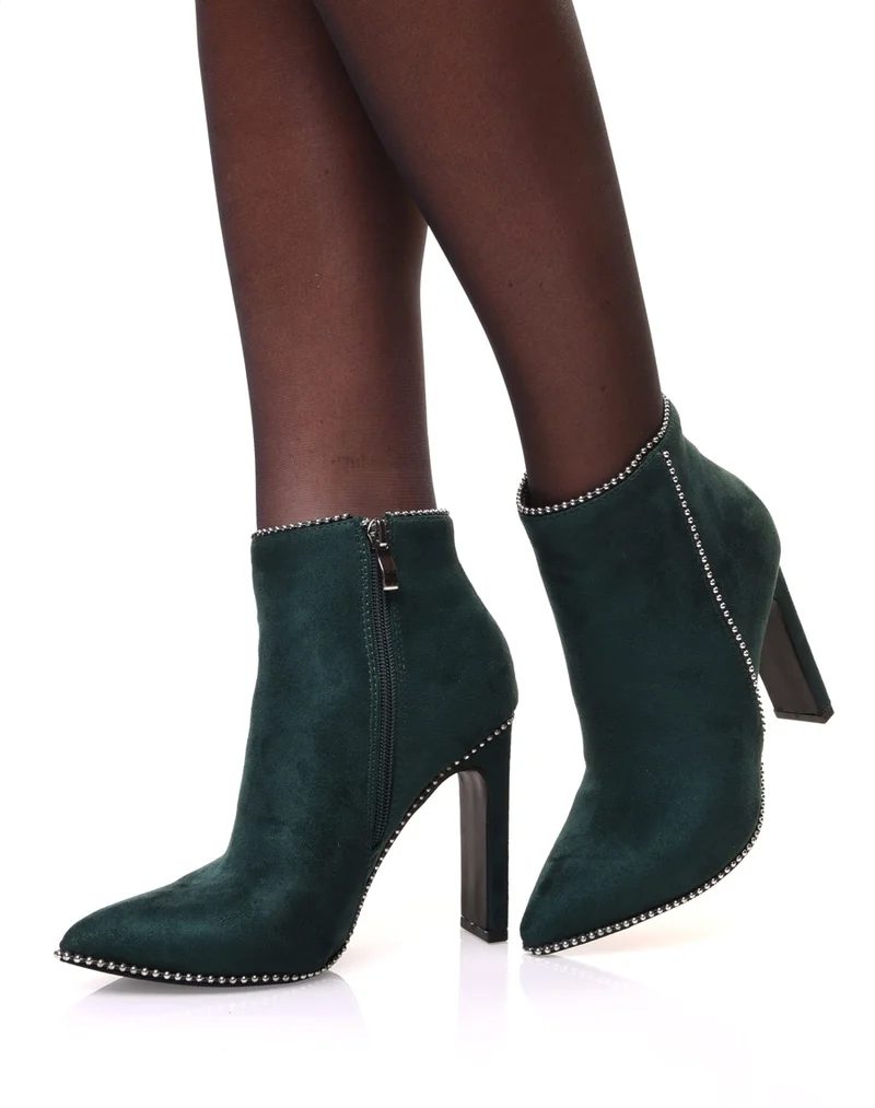 Bottines vertes émeraude en suédine avec détails cloutés et talons