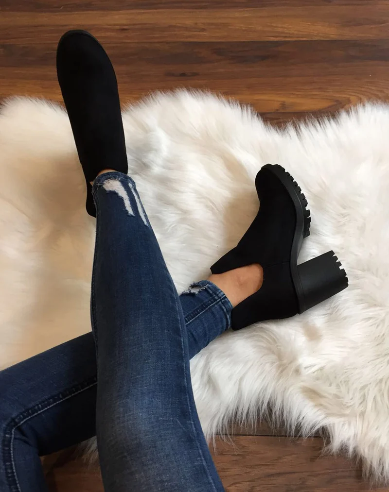 Bottines noires ajourées et semelle crantée