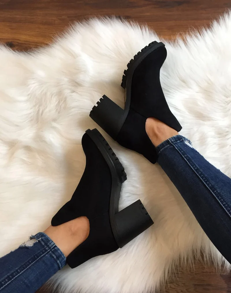 Bottines noires ajourées et semelle crantée