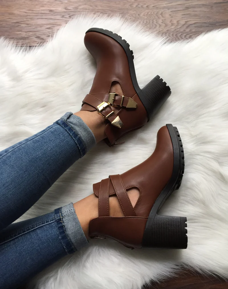 Bottines camel crantées à boucles croisées