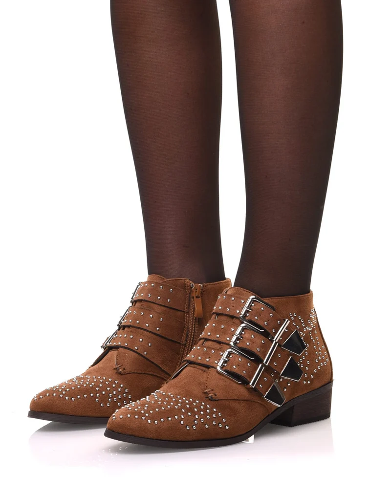 Bottines plates camel en suédine cloutées