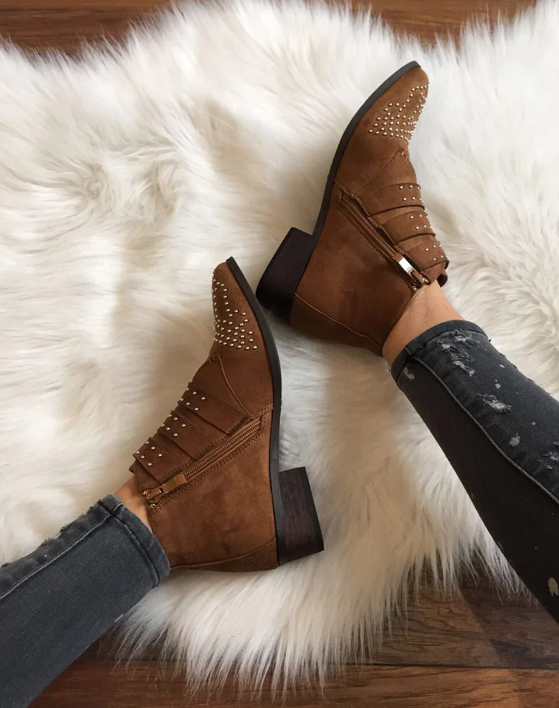 Bottines plates camel en suédine cloutées