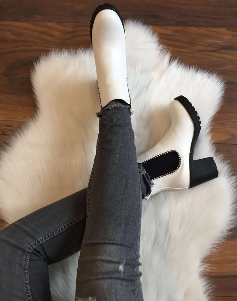 Bottines cloutées blanches à talons