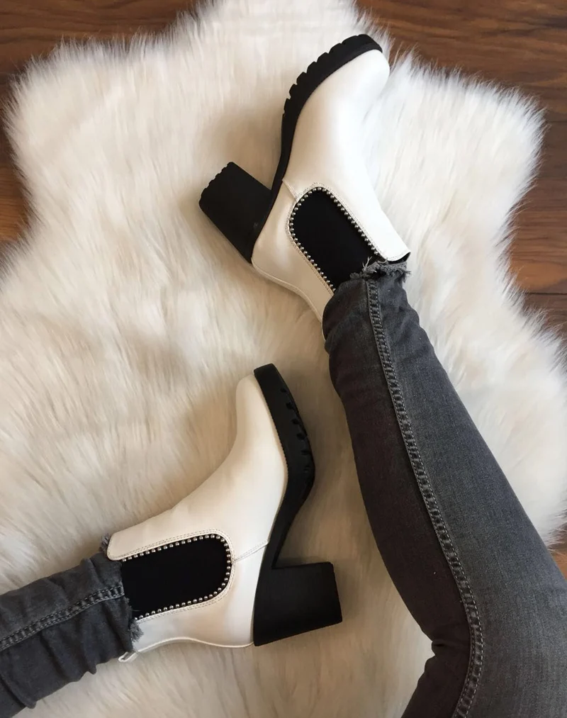 Bottines cloutées blanches à talons