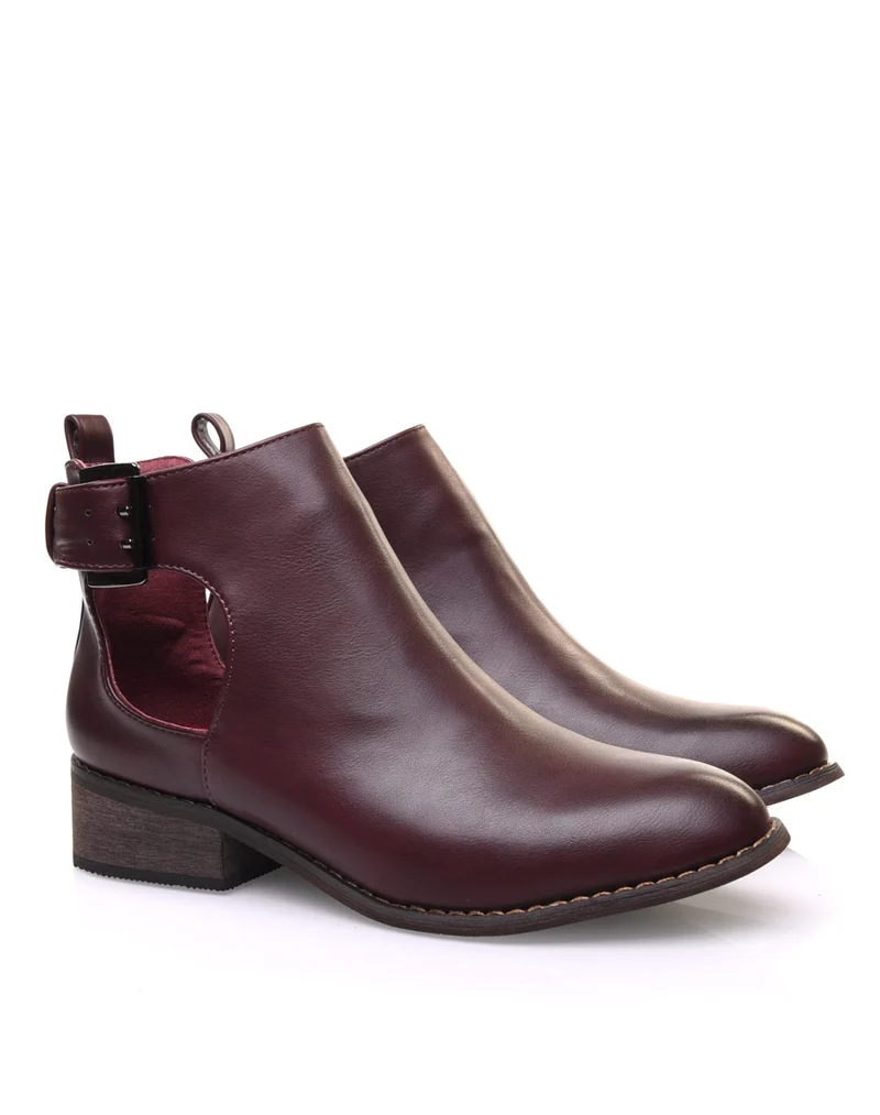 Bottines plates bordeaux ajourées avec sangle