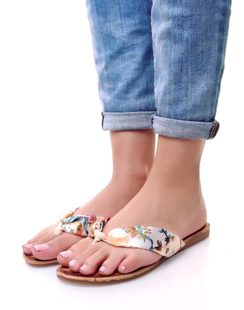 Nu-pieds à grosse lanière à fleurs