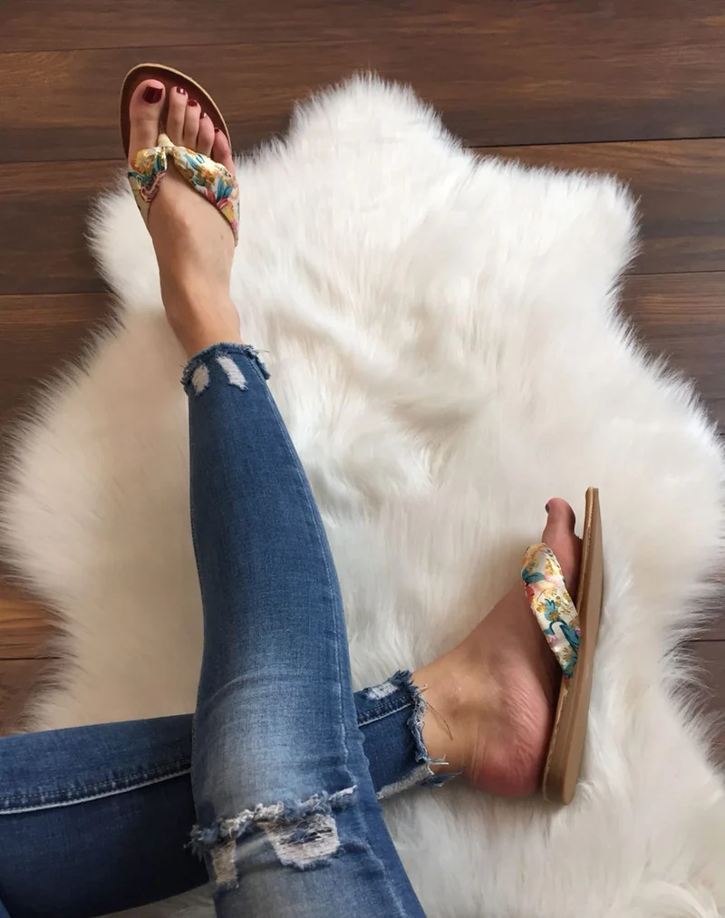 Nu-pieds à grosse lanière à fleurs