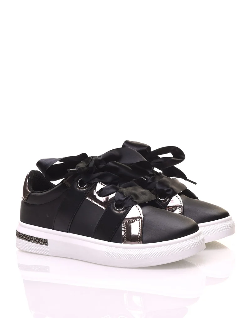 Baskets noires avec lacets effets satinés