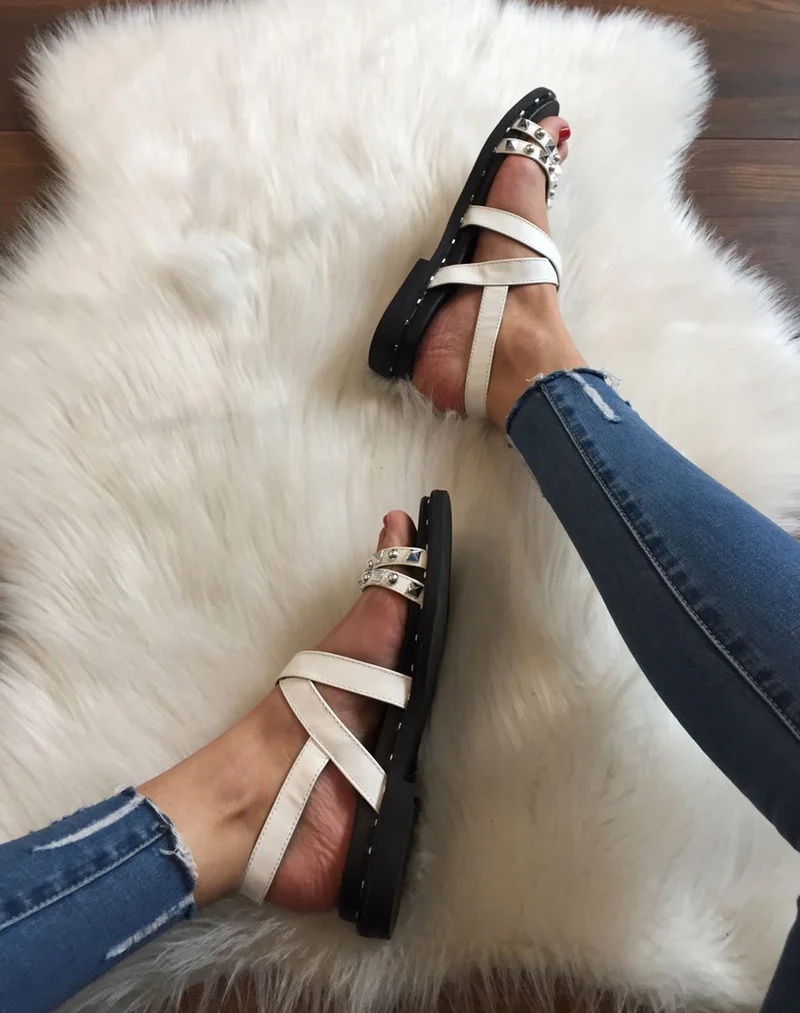 Nu pieds à brides cloutés blanches