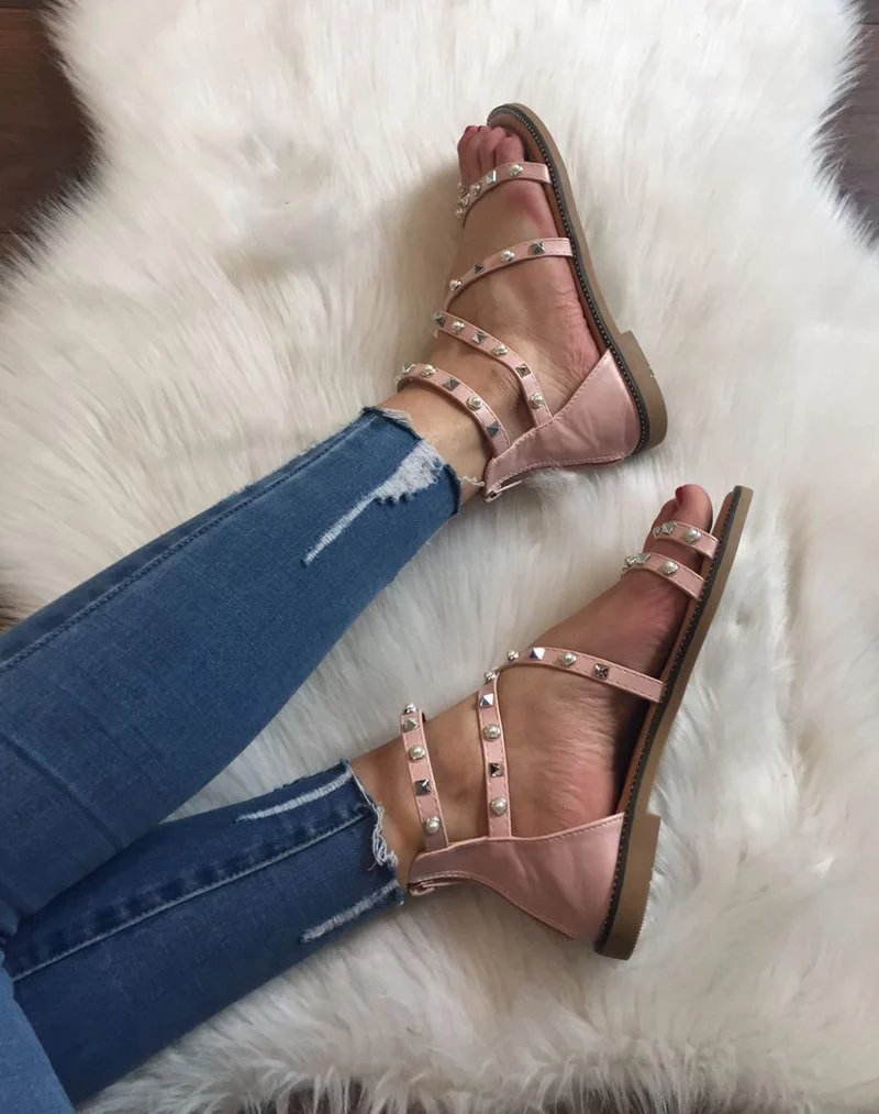 Nu-pieds roses cloutés et perlés