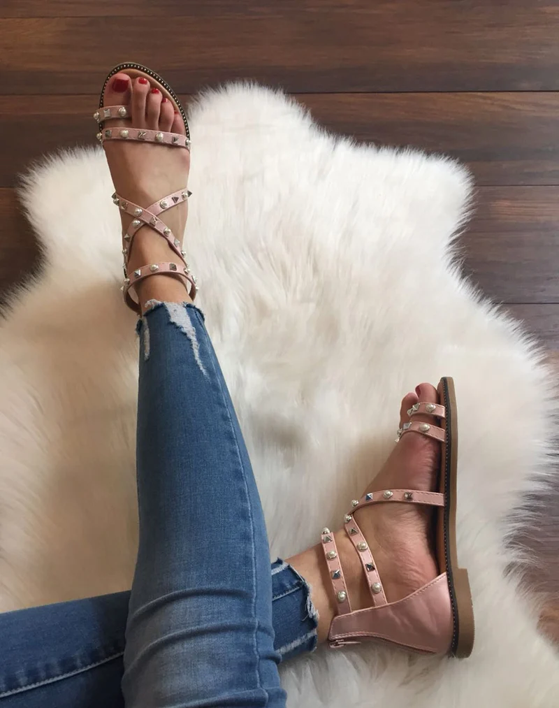 Nu-pieds roses cloutés et perlés