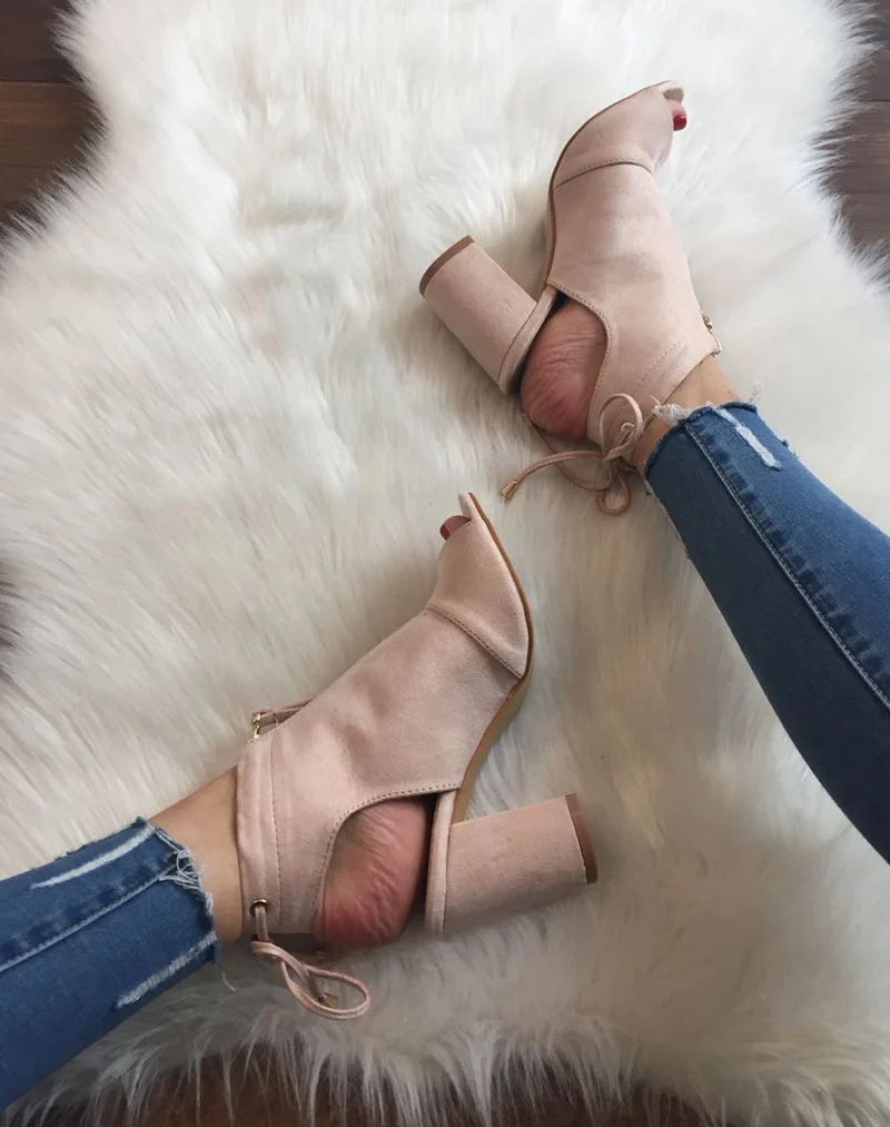 Sandales beiges à talons à fermeture avant