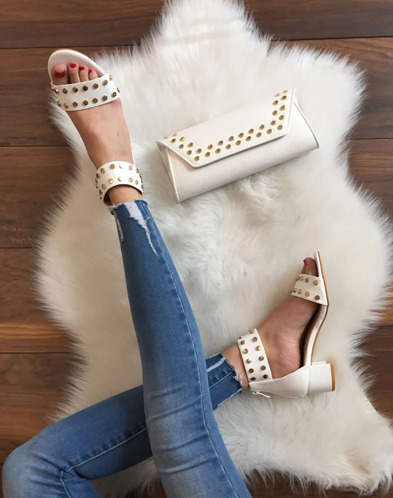 Sandales talon carré clouté blanche