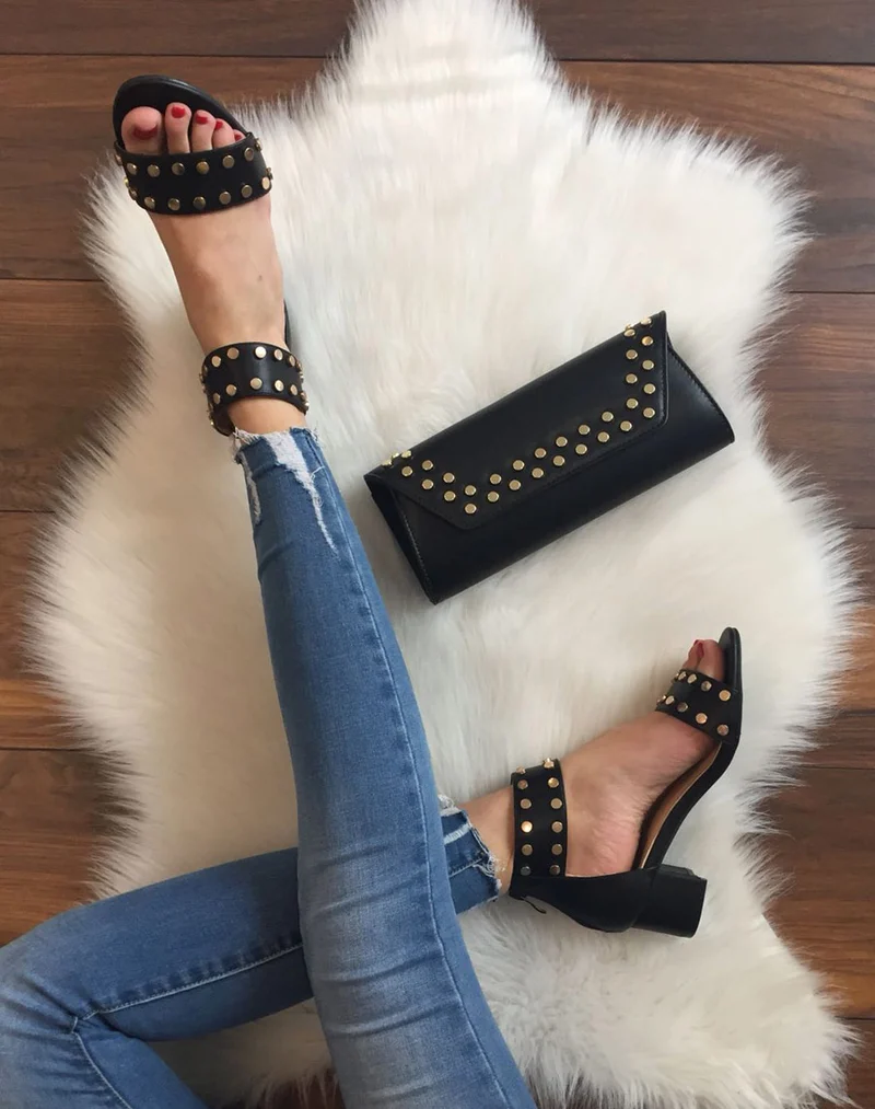 Sandales talon carré clouté noires