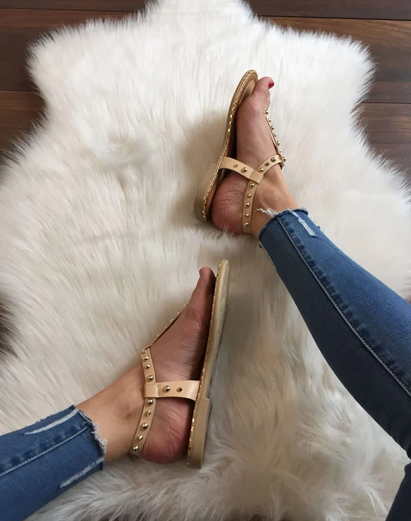 Nu pieds beige cloutés or