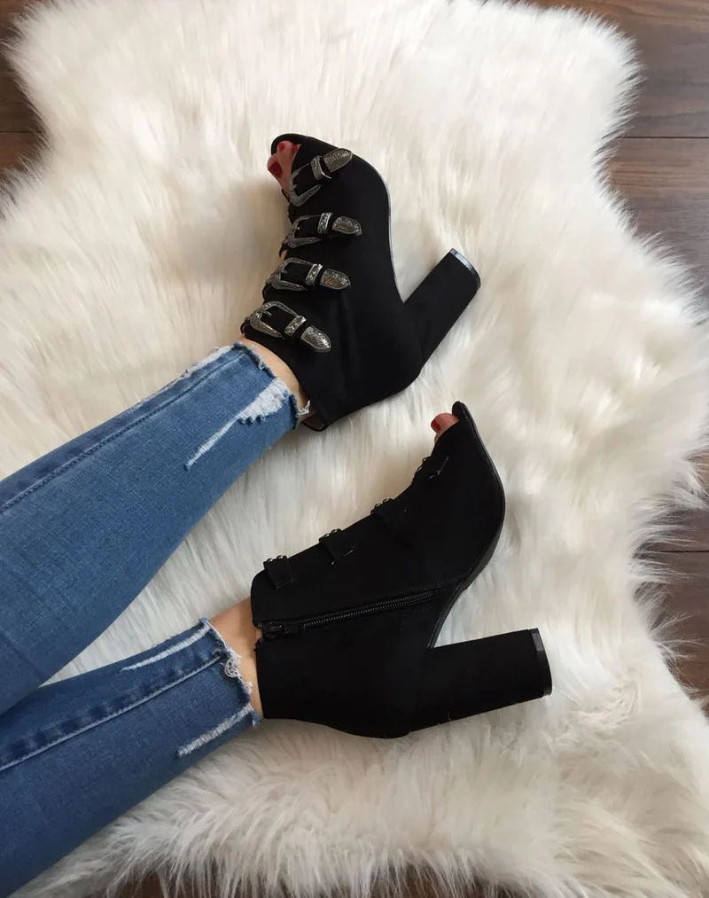 Sandales en suédines ouvertes noires à talons
